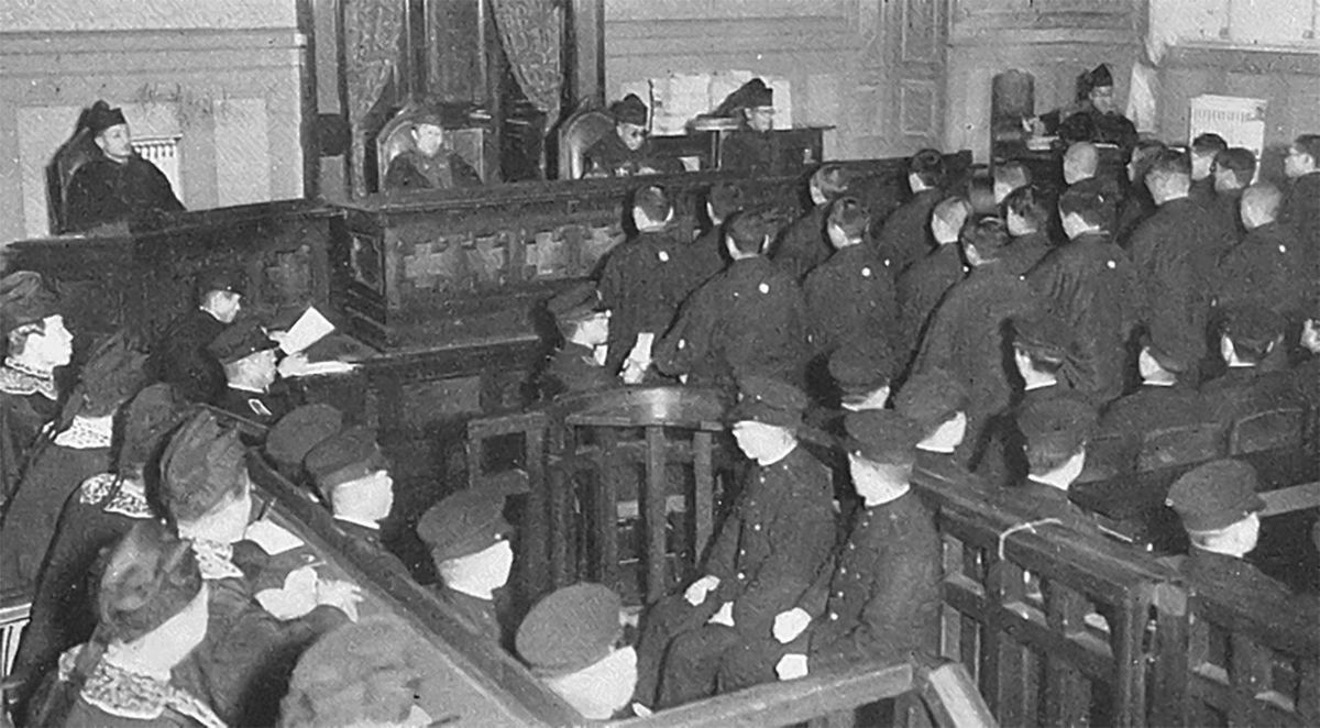 五・一五事件に関わったとされた民間人の裁判。歴史写真会『歴史写真（昭和9年3月号）』より。1934年。