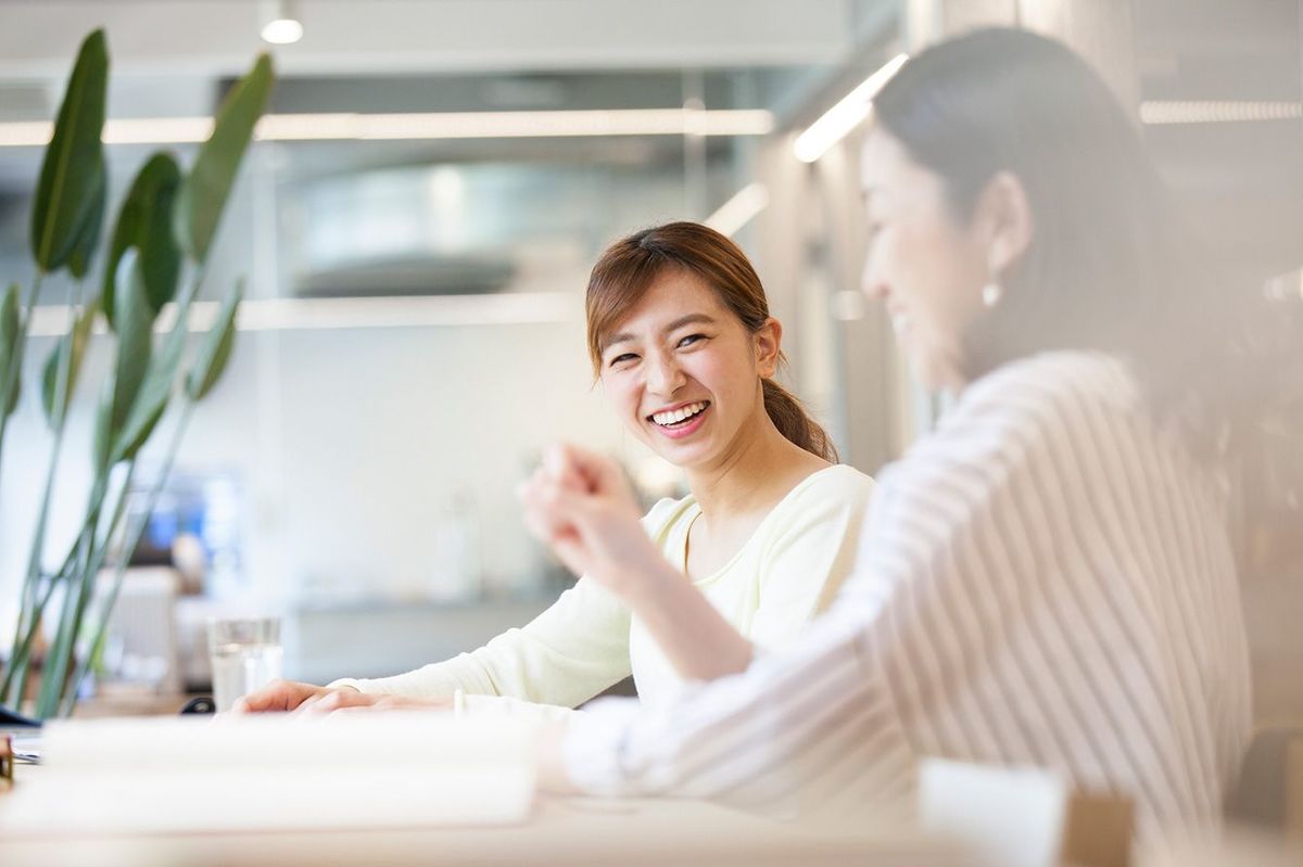 オフィスで会話をする2人の女性