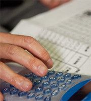 10棟・400戸以上を所有する風見さんの手許には、空室が目立つマンションの賃料表が。近隣にある自動車メーカーの工場が派遣切りを行った煽りを食った。