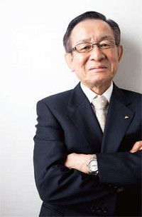 <strong>ダイキン工業 代表取締役社長兼COO 岡野幸義</strong>●1940年、旧満州・大連生まれ。64年大阪市立大学卒業後、ダイキン工業入社。管理部長を経て、94年取締役就任。常務取締役、専務取締役を経て、2002年代表取締役副社長、04年より現職。