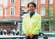 東京駅で高齢者待つ"黄ジャンパー"の商売