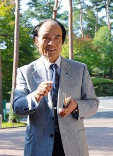 <strong>伊那食品工業会長 塚越 寛<br></strong>1937年、長野県生まれ。伊那北高校を肺結核により中退。58年伊那食品工業に入社し、83年代表取締役社長に就任。2005年から現職。著書は『いい会社をつくりましょう。』。趣味は写真で、伊那谷の四季の風景をカレンダー、ポストカードにしている。