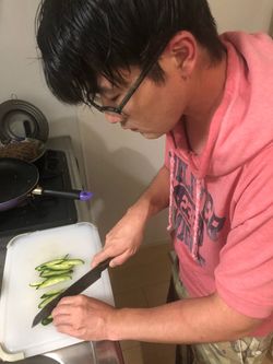 食材を切るふみくん