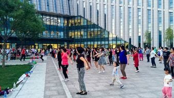 ｢小卒の富裕層｣が日本の不動産を爆買い…中国の若者を絶望させている｢踊るおばちゃん集団｣の知られざる正体