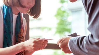 これで｢時給1400円→年収3000万円｣になった…名刺を渡す際に必ず添えていた｢お客がメロメロ｣になる"ひと言"