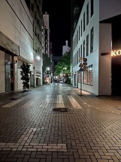 新宿でこんな写真が撮れるほど人間がいない。花道通りとは対照的