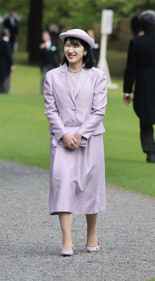 春の園遊会に臨まれる天皇、皇后両陛下の長女愛子さま＝2026年4月17日、東京・元赤坂の赤坂御苑［代表撮影］