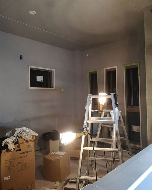 急ピッチで開店準備が進む神保町店の様子