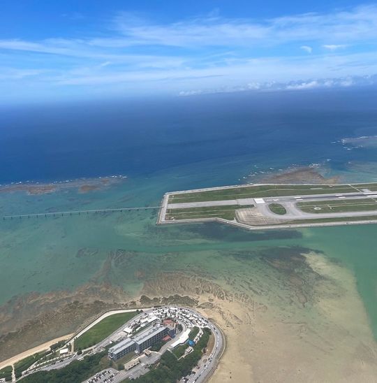 海上の埋め立てにより2020年に供用開始された那覇空港の第2滑走路(2700メートル)