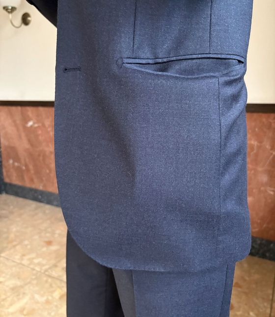 スーツのポケットのNG例