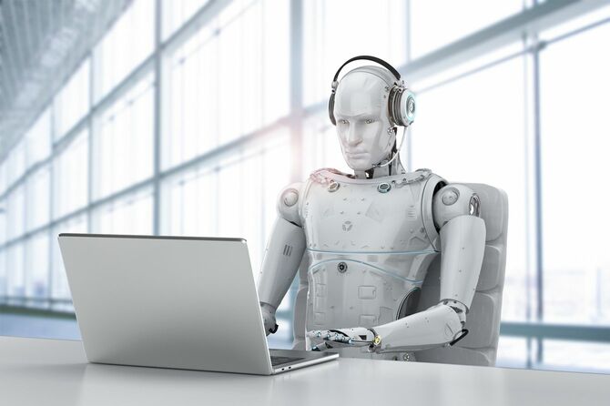 人型ロボットがインカムを着用し、ノートパソコンに向かっている