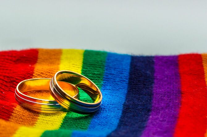 レインボーカラーのマフラーと一対の結婚指輪