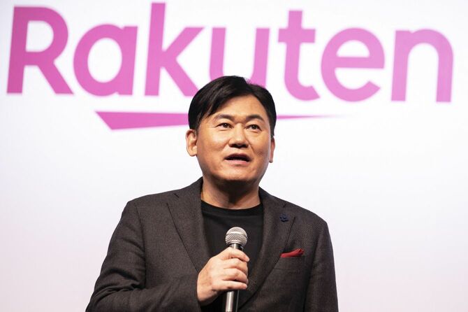 2022年2月25日、都内で行われた楽天モバイルの記者会見であいさつする楽天グループの三木谷浩史CEO。