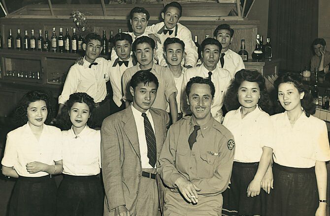 埼玉県入間郡にあったアメリカ軍ジョンソン空軍基地での一枚。将校クラブ支配人だった永島はまるで俳優のようだと評された。