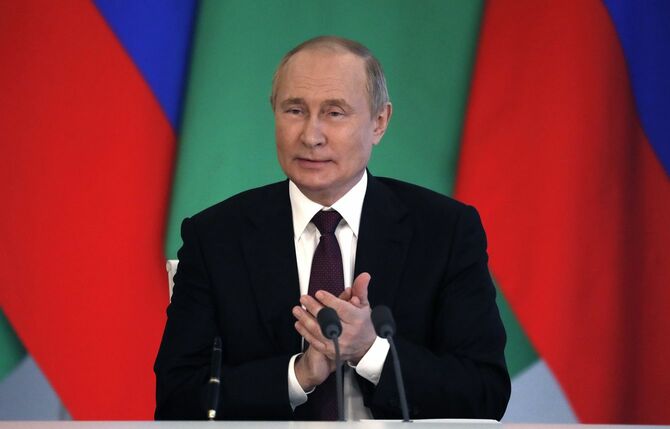 トルクメニスタンのセルダル・ベルディムハメドフ大統領と会談後、共同記者会見に臨むロシアのプーチン大統領＝2022年6月10日、モスクワ
