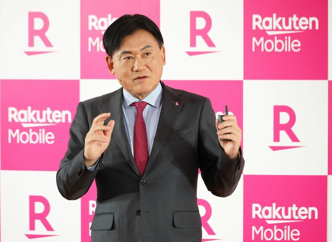 人工知能（AI）を活用したチャットサービスの発表で記者会見する、楽天モバイルの三木谷浩史会長（楽天グループ会長兼社長）＝2024年10月31日、東京都世田谷区