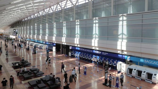 政府の観光需要喚起策「Go To トラベル」開始から1カ月となる8月22日、東京・羽田空港の出発ロビーは、8月の週末にもかかわらず閑散としていた。