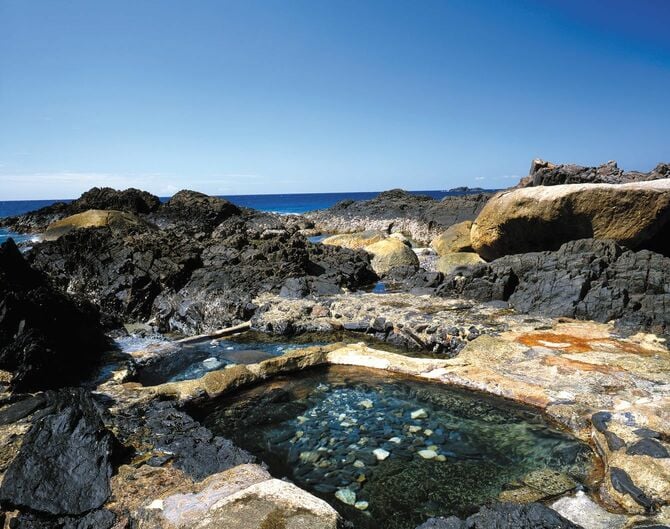 屋久島にある海中温泉には海外観光客も増えている