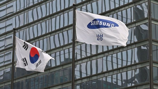 2021年4月28日、サムスンの旗(右)と韓国の国旗がはためく、ソウル市瑞草区のサムスン電子ビル