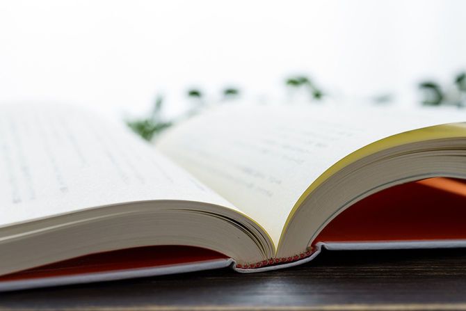 テーブルの上には開いて置かれた書籍