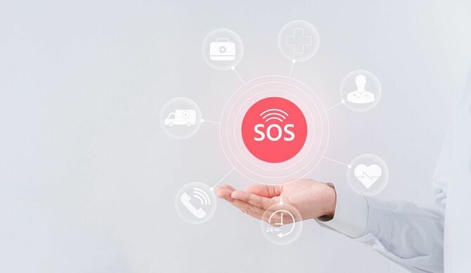 手に浮かべたSOSと関連するデジタルアイコン