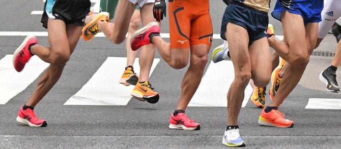 第98回箱根駅伝で、ナイキやアシックスなどのメーカーのシューズを履いてレースに挑む選手たち＝東京都千代田区で2022年1月2日、手塚耕一郎撮影