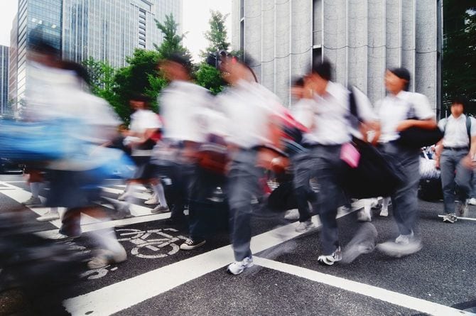 急いで家に帰る高校生たち