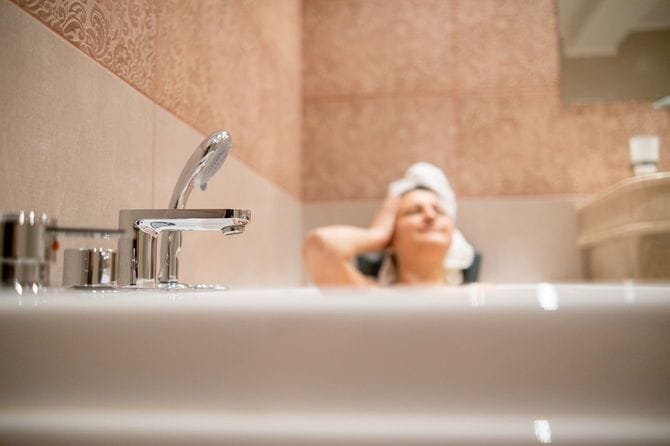 浴槽でリラックスした女性