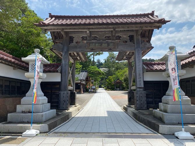 総門前の灯籠2基も倒壊したと伝えられている