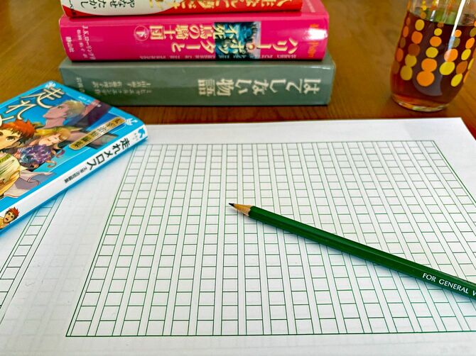 『走れメロス』を傍らに原稿用紙に向かう