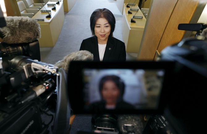 報道陣囲まれる田久保市長 伊東市長不信任決議を可決