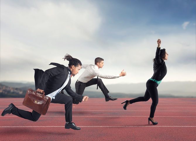 競合とのレースに競り勝ったビジネスウーマン