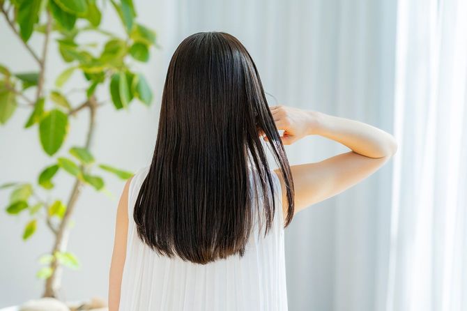 長い髪の女性の後ろ姿