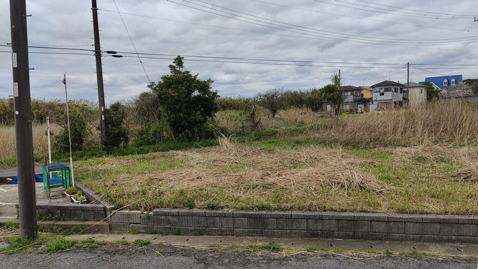 筆者が5万円で購入した土地。前所有者は投機目的で購入しており、1988年の分譲販売時から現在まで、家屋が建てられたことは一度もない。（千葉県横芝光町）