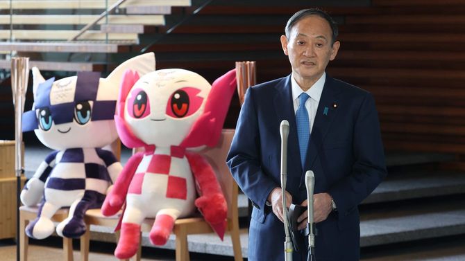 聖火リレーのスタートを前に、記者団の質問に答える菅義偉首相=2021年3月25日、首相官邸