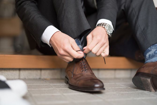 靴を履くビジネスマン