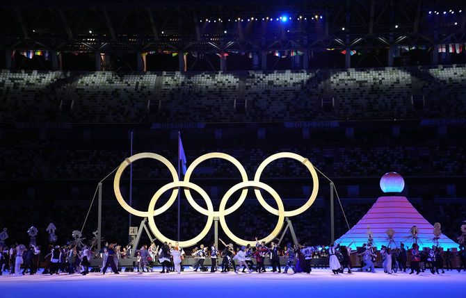 東京五輪の開会式で、五輪のシンボルマークの前で行われるパフォーマンス