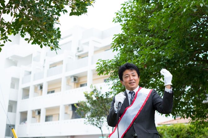 選挙活動を行う男性