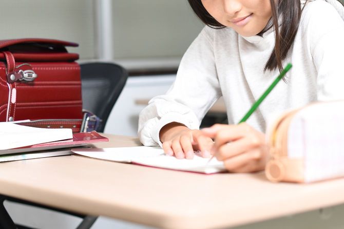 教室で勉強している小学生