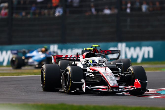 2026年3月28日、F1日本グランプリを走行するTGRハースF1チームのマシン