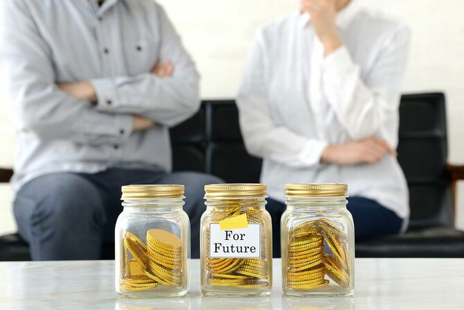 将来のお金を考える男女