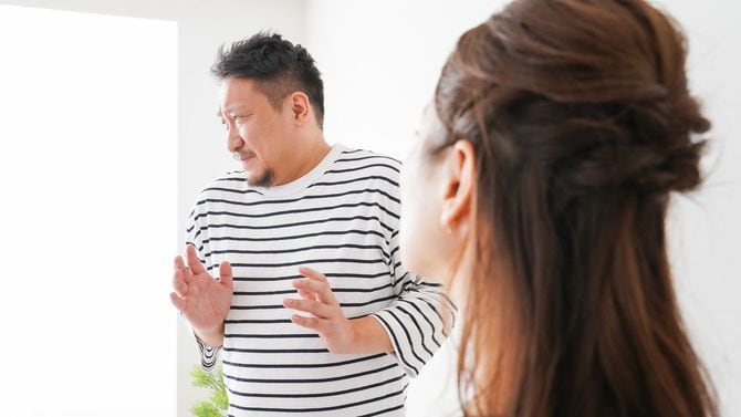 喧嘩をしている若いカップル