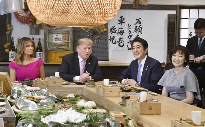 2019年5月、東京・六本木の炉端焼き店で夕食を共にするトランプ米大統領夫妻（左側2人）と安倍首相夫妻