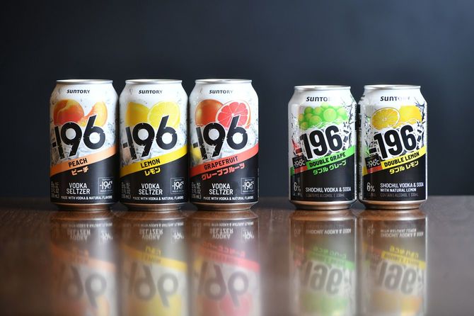 （右から）サントリー「－196」のオーストラリア版（330ml）とアメリカ版（355ml）