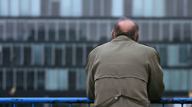 シニア男性が前を見つめる