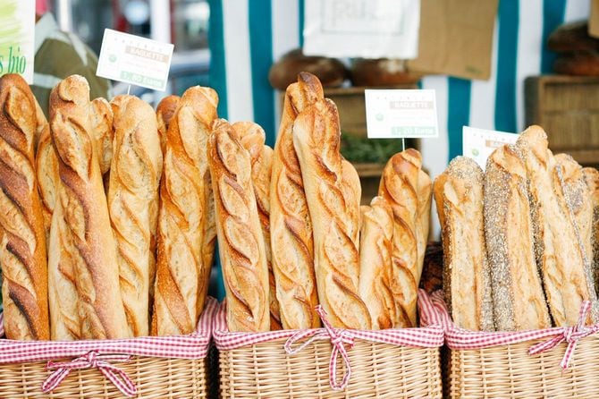 2009年6月、パリのファーマーズマーケットで売られているバゲット