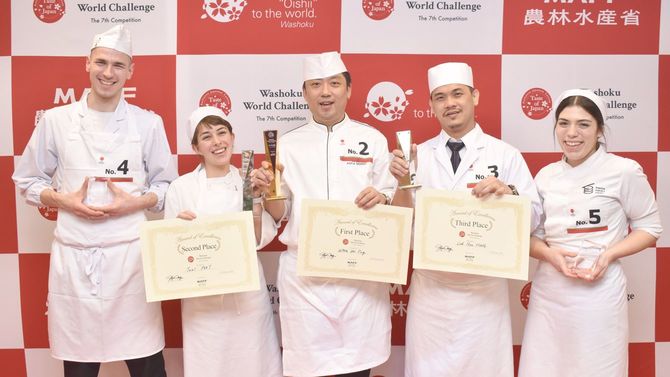 決勝大会に出た5人。中央：ワン選手、中央左：ピート選手、中央右：ロウ選手