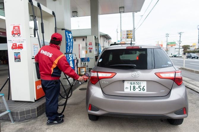 ガソリンスタンドで給油中の車