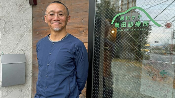 医師の萬田緑平さん、群馬県前橋市の萬田診療所にて、2026年2月