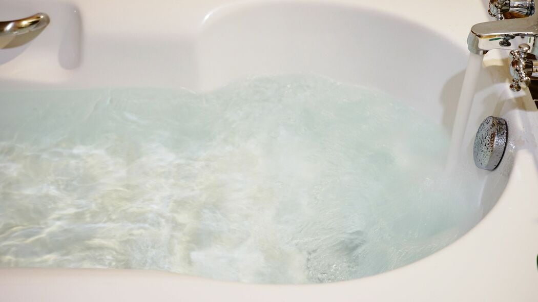 シャワーだけの人と湯舟につかる人で幸福度に大差あり…大学の研究で明らかになった｢幸福度アップの新習慣｣